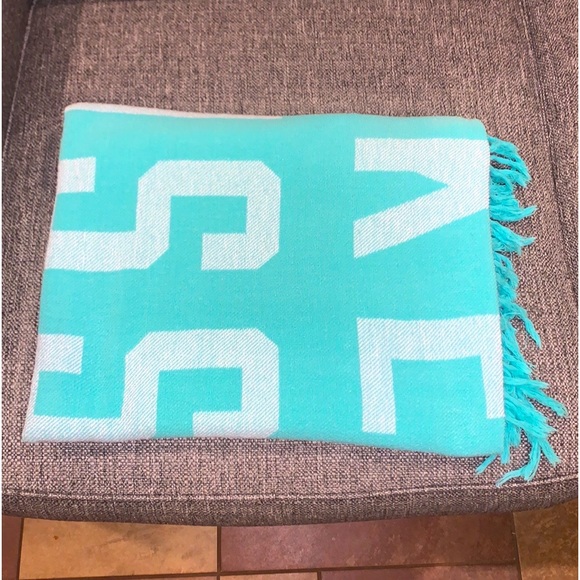 Victoria’s Secret PINK RARE Sea-foam Green Fringe Blanket - Picture 5 of 7